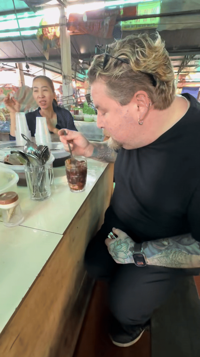 Khách Tây trầm trồ khi ăn món bình dân chỉ vài nghìn trong chợ Việt, nhận xét: 