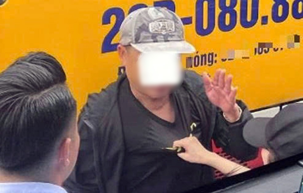 Vụ cô gái không chế kẻ bị tố sàm sỡ ở Bến xe Mỹ Đình: Bất ngờ lời trần tình từ tài xế xe ôm- Ảnh 1. Vụ cô gái không chế kẻ bị tố sàm sỡ ở Bến xe Mỹ Đình: Bất ngờ lời trần tình từ tài xế xe ôm- Ảnh 1.