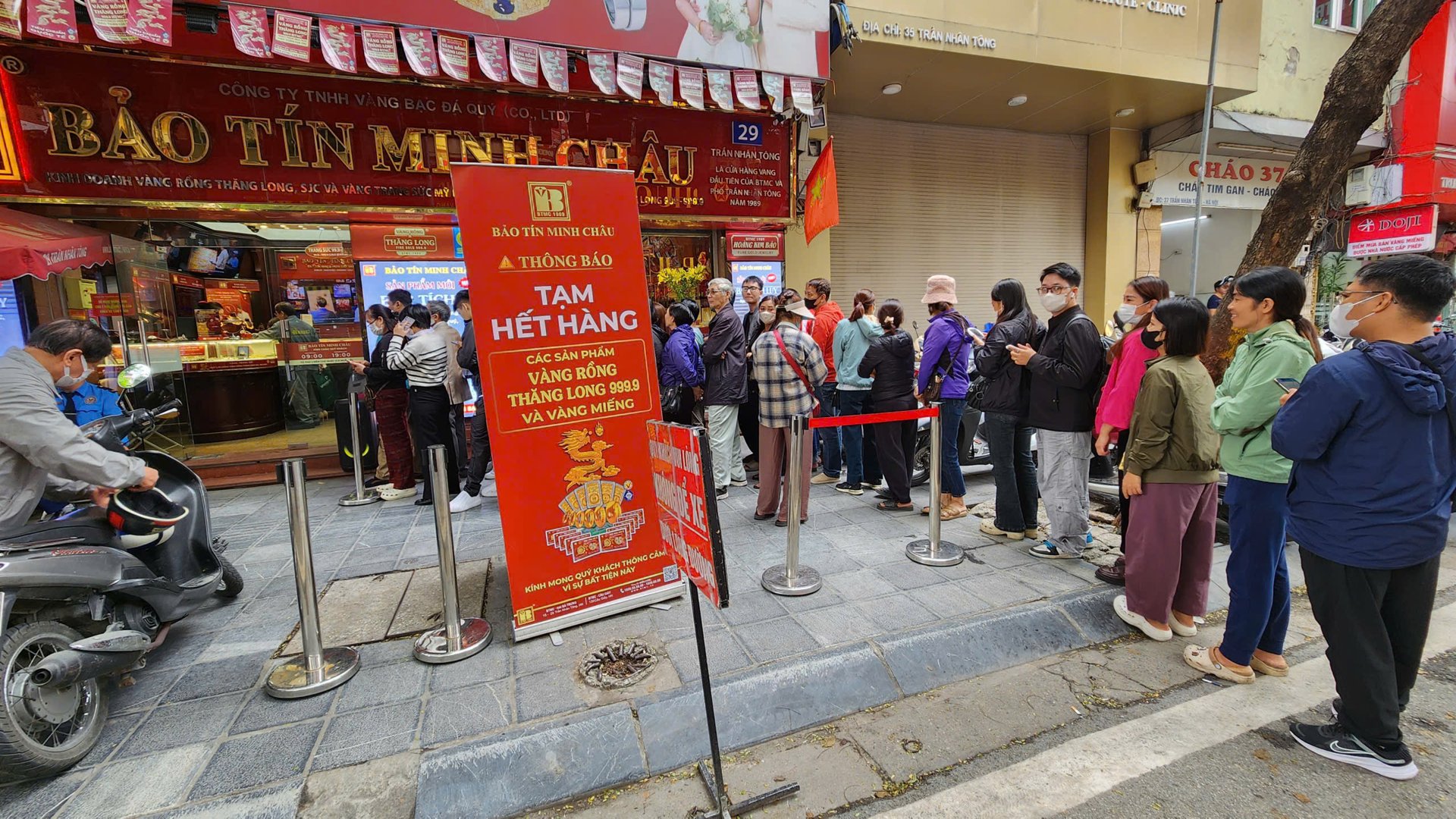 Chân đau vẫn xếp hàng mua vàng từ 3 giờ sáng, cụ bà ở TP.HCM hé lộ chuyện “đứt ruột” về 200 chỉ vàng- Ảnh 1.