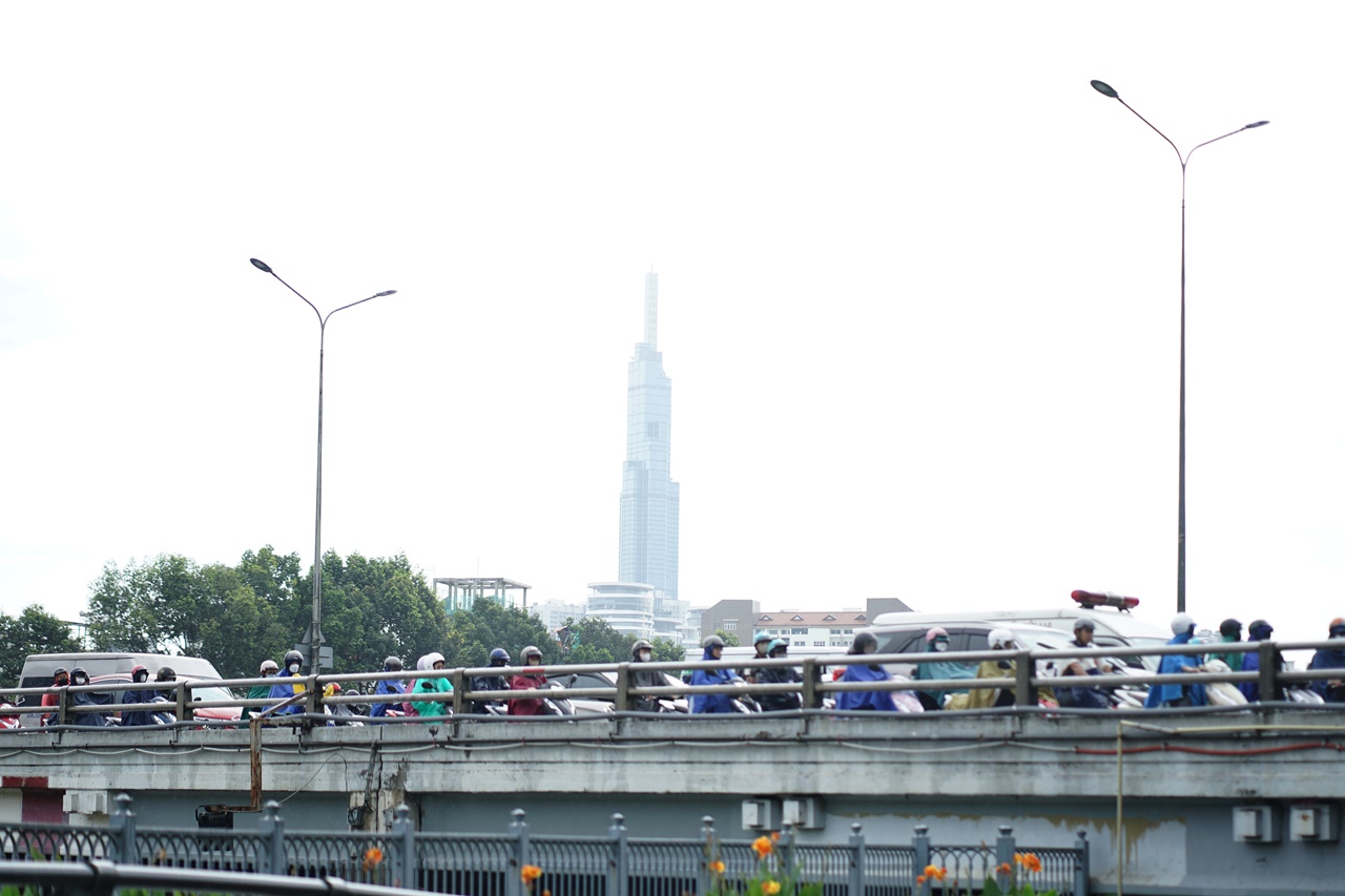 TP.HCM mưa lớn từ sáng sớm, người đi làm chật vật trong dòng xe- Ảnh 11. TP.HCM mưa lớn từ sáng sớm, người đi làm chật vật trong dòng xe- Ảnh 11.