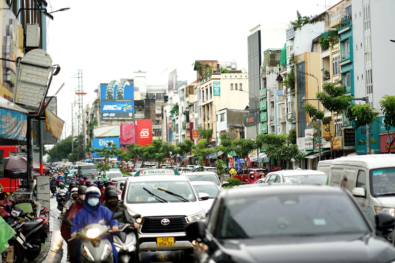 TP.HCM mưa lớn từ sáng sớm, người đi làm chật vật trong dòng xe- Ảnh 9. TP.HCM mưa lớn từ sáng sớm, người đi làm chật vật trong dòng xe- Ảnh 9.