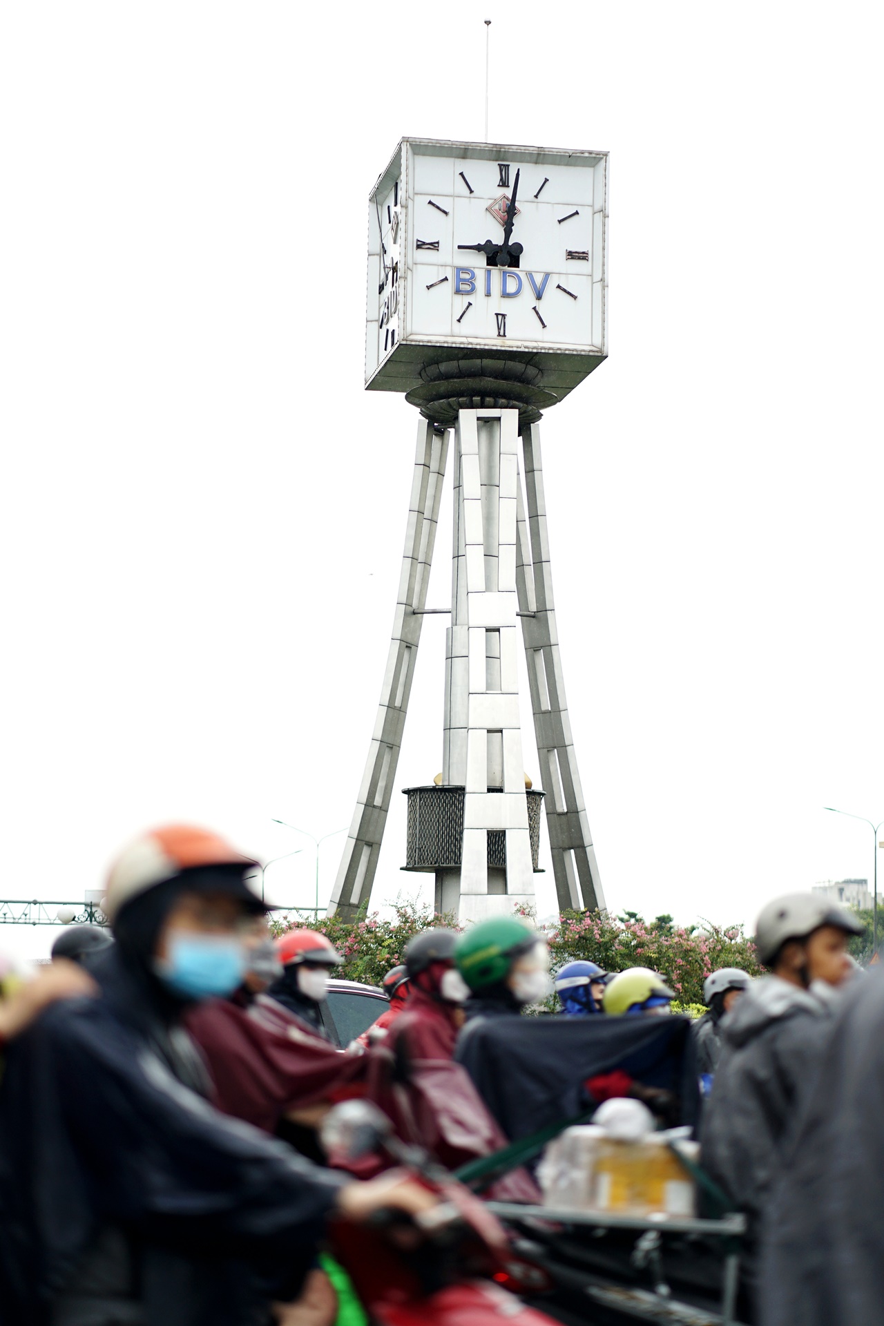 TP.HCM mưa lớn từ sáng sớm, người đi làm chật vật trong dòng xe- Ảnh 10. TP.HCM mưa lớn từ sáng sớm, người đi làm chật vật trong dòng xe- Ảnh 10.