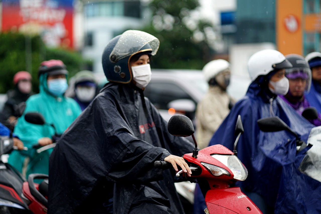 TP.HCM mưa lớn từ sáng sớm, người đi làm chật vật trong dòng xe- Ảnh 6. TP.HCM mưa lớn từ sáng sớm, người đi làm chật vật trong dòng xe- Ảnh 6.