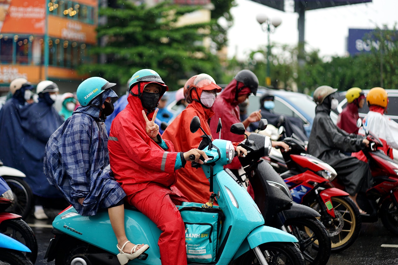 TP.HCM mưa lớn từ sáng sớm, người đi làm chật vật trong dòng xe- Ảnh 7. TP.HCM mưa lớn từ sáng sớm, người đi làm chật vật trong dòng xe- Ảnh 7.