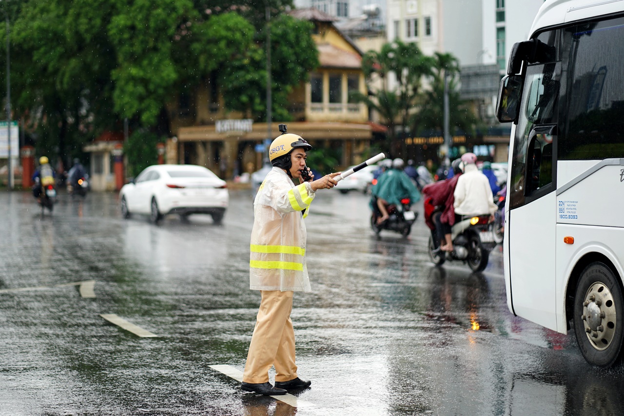 TP.HCM mưa lớn từ sáng sớm, người đi làm chật vật trong dòng xe- Ảnh 8. TP.HCM mưa lớn từ sáng sớm, người đi làm chật vật trong dòng xe- Ảnh 8.