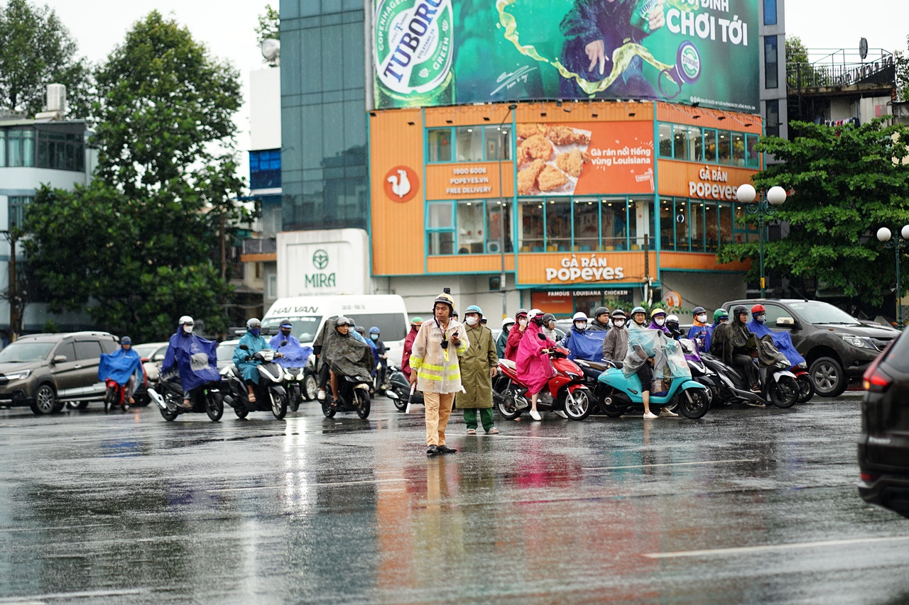 TP.HCM mưa lớn từ sáng sớm, người đi làm chật vật trong dòng xe- Ảnh 2. TP.HCM mưa lớn từ sáng sớm, người đi làm chật vật trong dòng xe- Ảnh 2.