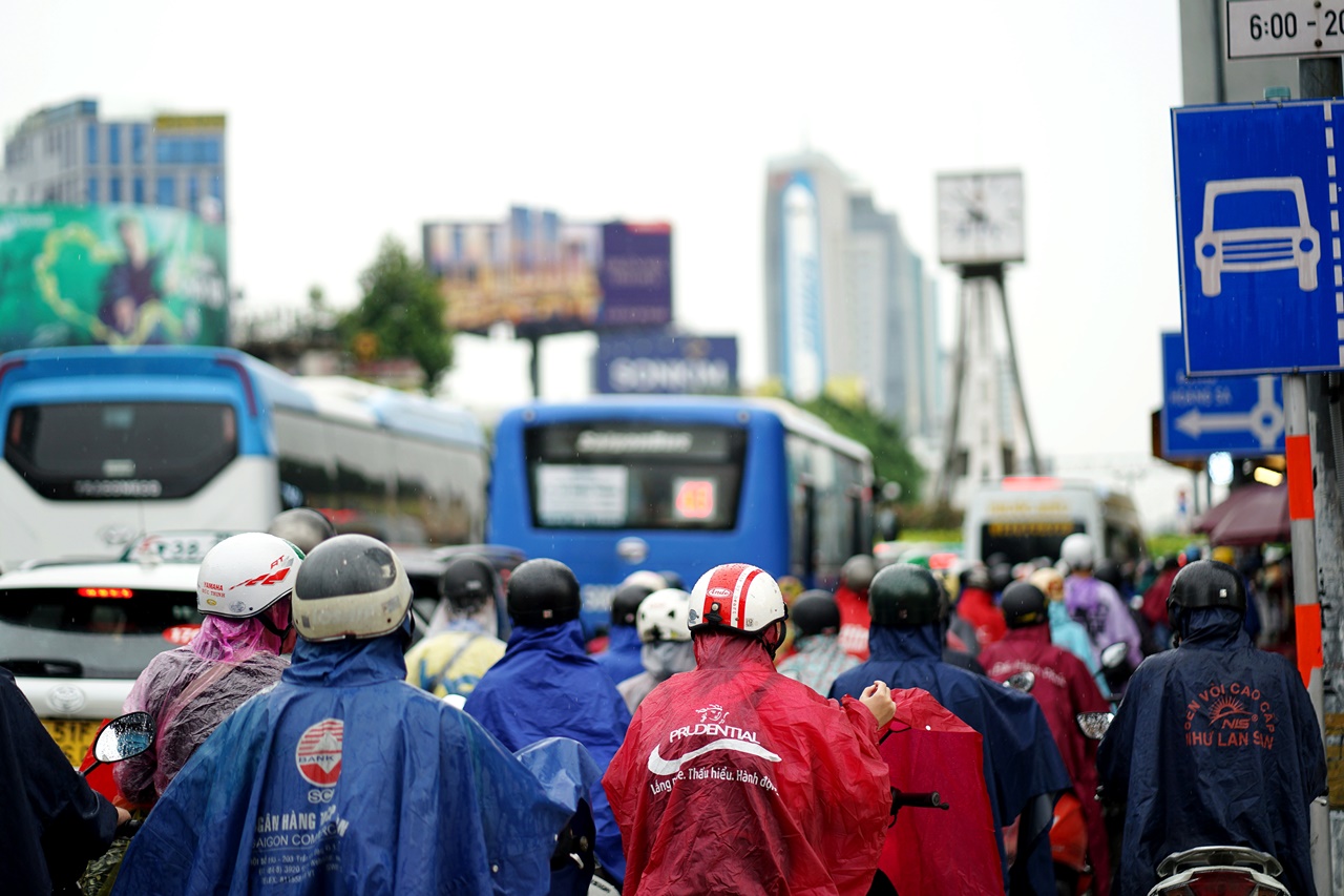 TP.HCM mưa lớn từ sáng sớm, người đi làm chật vật trong dòng xe- Ảnh 1. TP.HCM mưa lớn từ sáng sớm, người đi làm chật vật trong dòng xe- Ảnh 1.