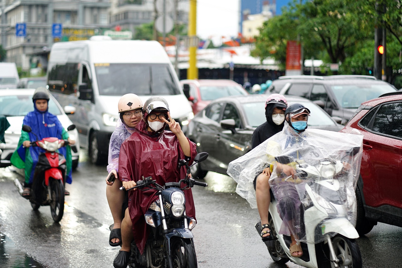 TP.HCM mưa lớn từ sáng sớm, người đi làm chật vật trong dòng xe- Ảnh 4. TP.HCM mưa lớn từ sáng sớm, người đi làm chật vật trong dòng xe- Ảnh 4.