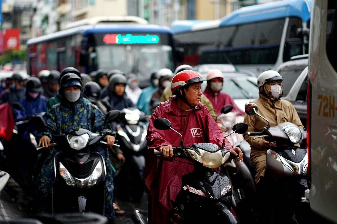 TP.HCM mưa lớn từ sáng sớm, người đi làm chật vật trong dòng xe- Ảnh 3. TP.HCM mưa lớn từ sáng sớm, người đi làm chật vật trong dòng xe- Ảnh 3.