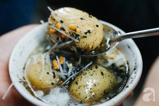 Khách Tây trầm trồ khi ăn món bình dân chỉ vài nghìn trong chợ Việt, nhận xét: 