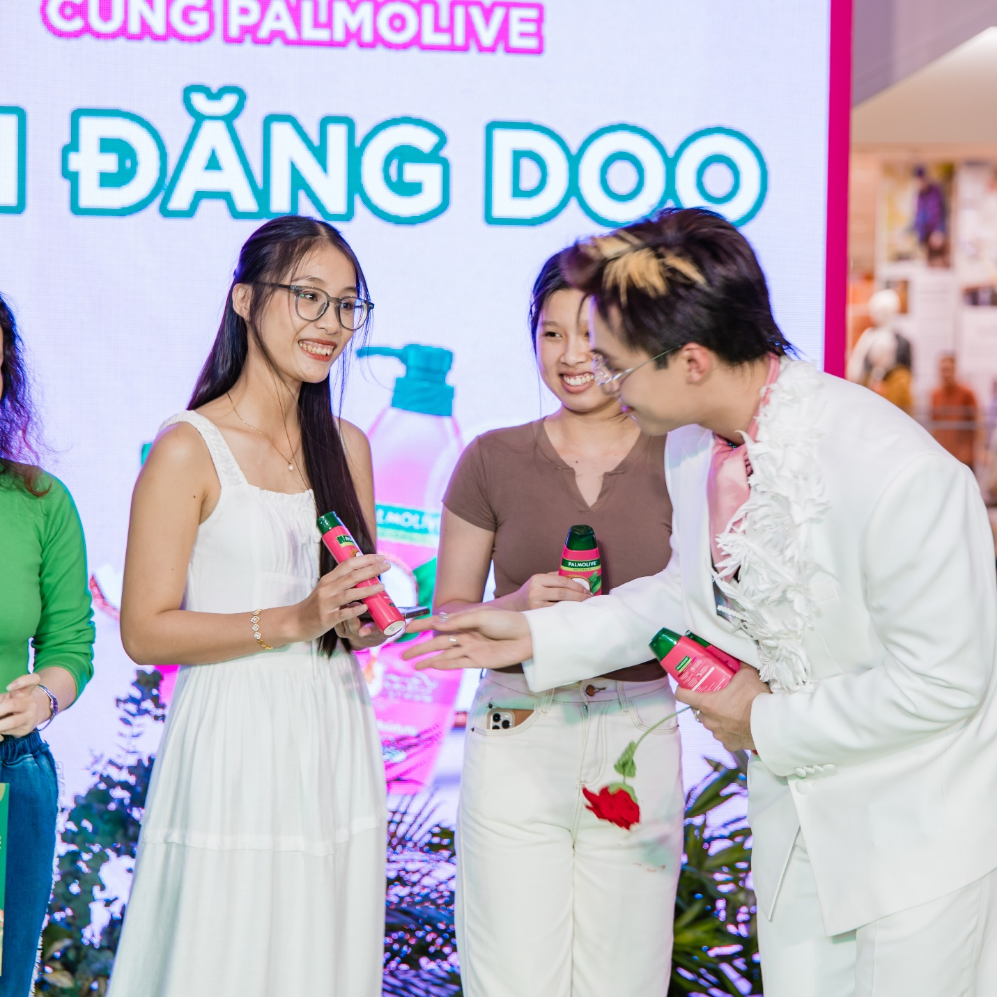 Palmolive mời Gen Z cùng “tắm mình” trong nguồn năng lượng tích cực từ thiên nhiên tại sự kiện “Gỡ rối tâm trí, bung tóc bồng bềnh”!- Ảnh 3.