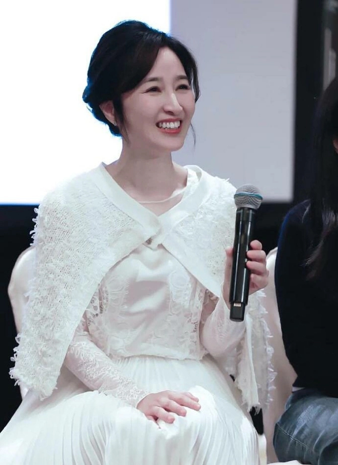 Quan Vịnh Hà 61 trẻ như 41: Bí quyết trẻ lâu gói gọn trong 5 từ, có nước "chống già" mọi phụ nữ nên dùng vào mùa đông để tăng collagen- Ảnh 1.