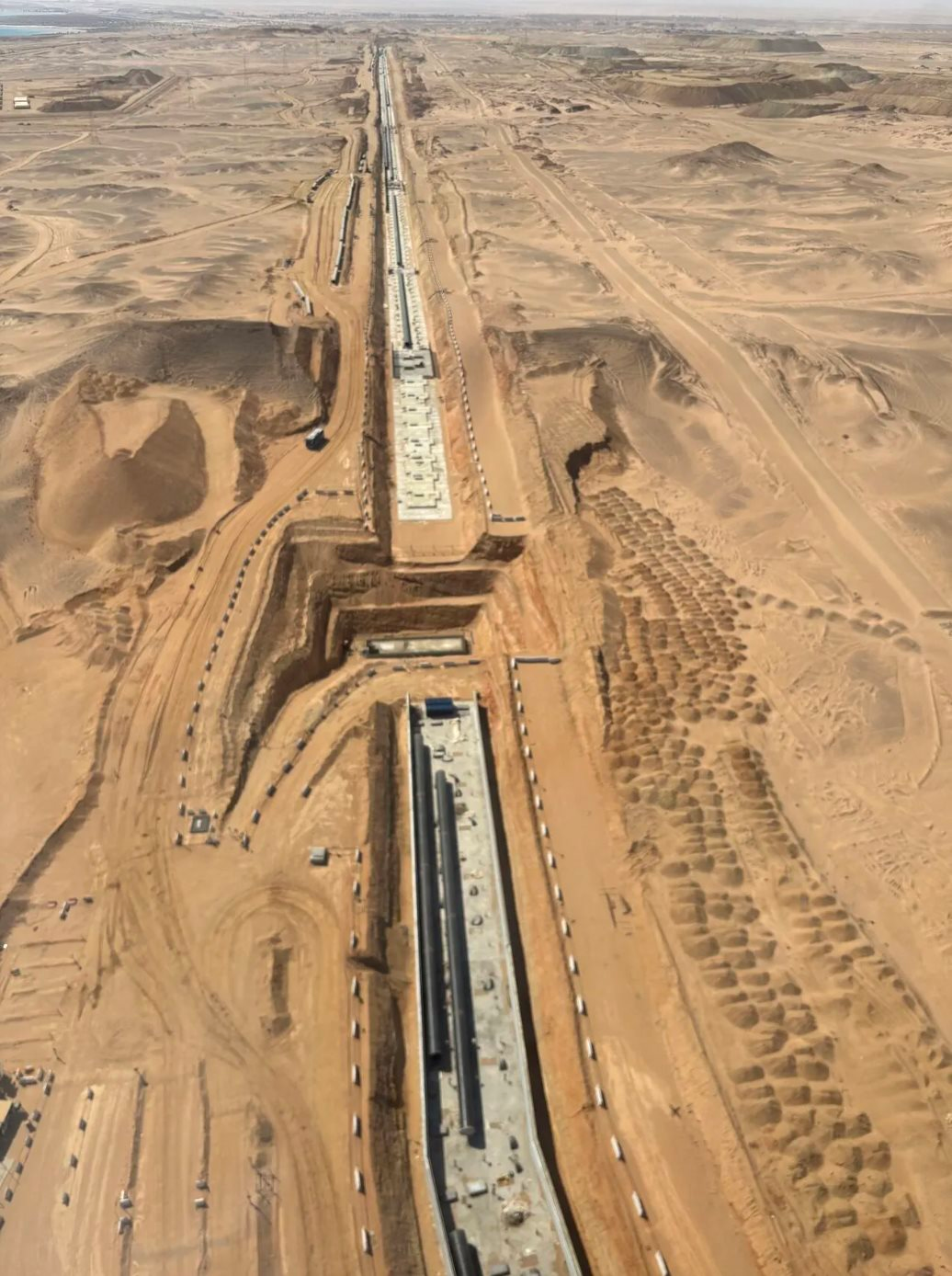 Từng hùng hồn tuyên bố sẽ xây nhà chọc trời nằm ngang cao 500 mét, dài 160 km, một quốc gia nay đã 'vỡ mộng': Thừa nhận chỉ xây được vài km, đang chịu áp lực nợ chồng chất- Ảnh 3.