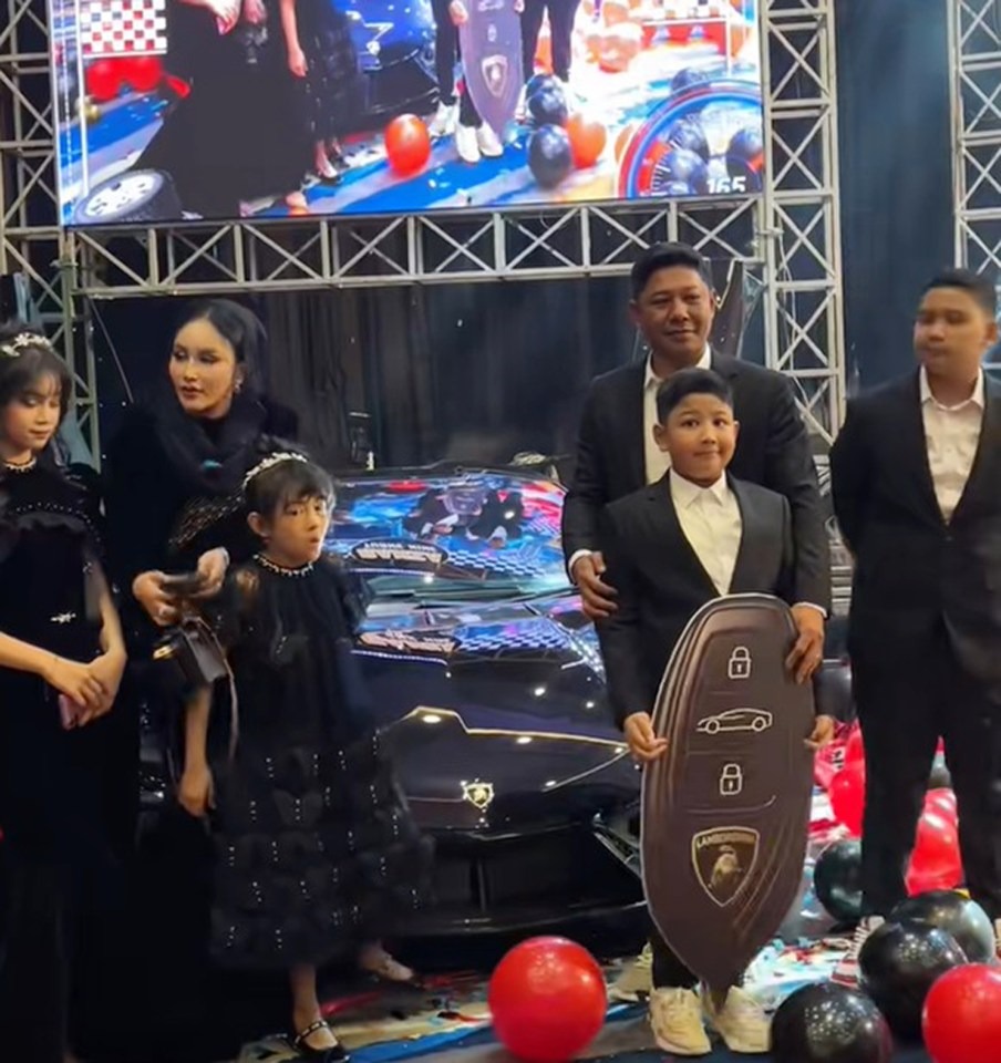 Bé trai 9 tuổi được tặng siêu xe Lamborghini trị giá 39 tỷ đồng- Ảnh 1.