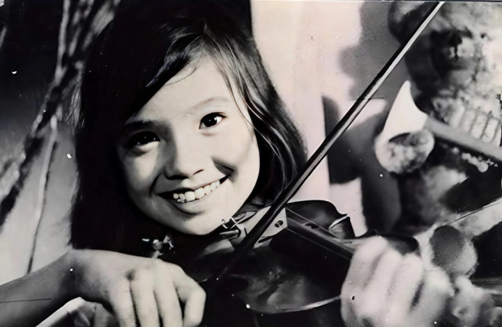 NSND Lan Hương "Em bé Hà Nội": Cãi mẹ theo nghệ thuật, U70 viên mãn bên chồng- Ảnh 1.