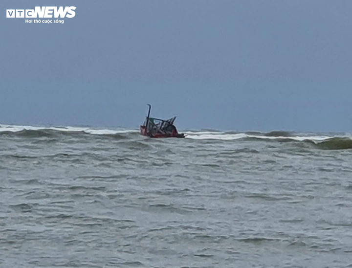 Gặp nạn cách bờ 500m, 8 ngư dân Quảng Trị bám trụ tàu cá chờ cứu- Ảnh 1.