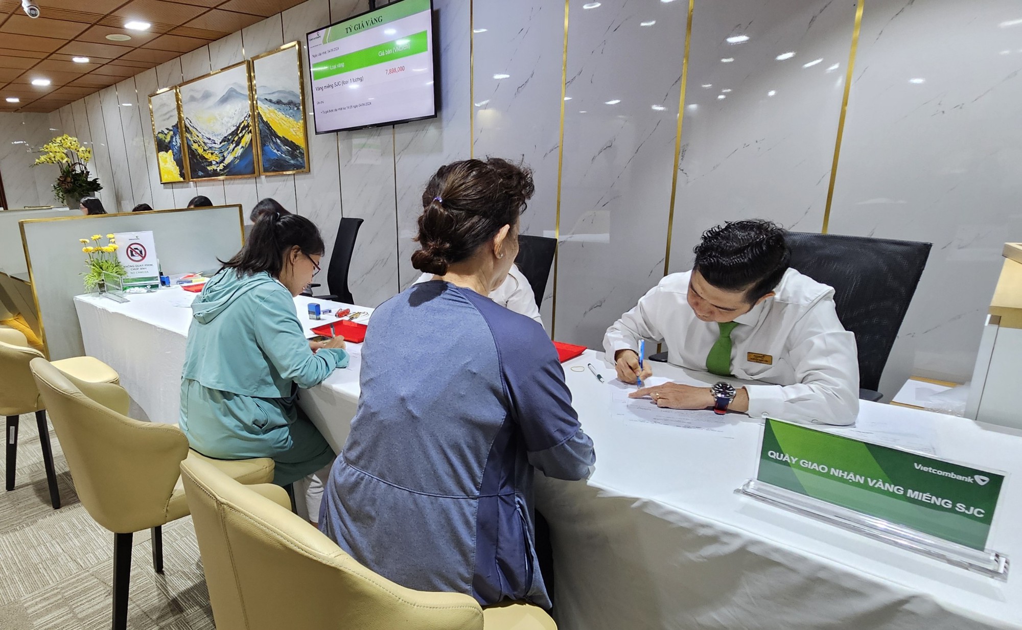 Chiều 12-11, giá vàng giảm trở lại, Ngân hàng Nhà nước có động thái mới về nhập khẩu vàng- Ảnh 1.