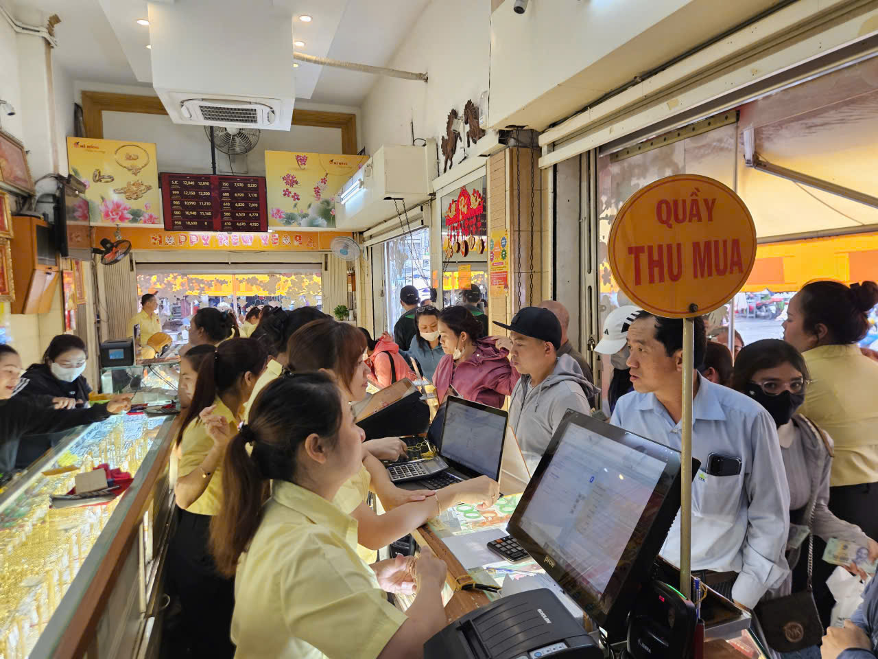 Cuối ngày 12-11, giá vàng miếng SJC "quay xe" giảm- Ảnh 1. Cuối ngày 12-11, giá vàng miếng SJC "quay xe" giảm- Ảnh 1.