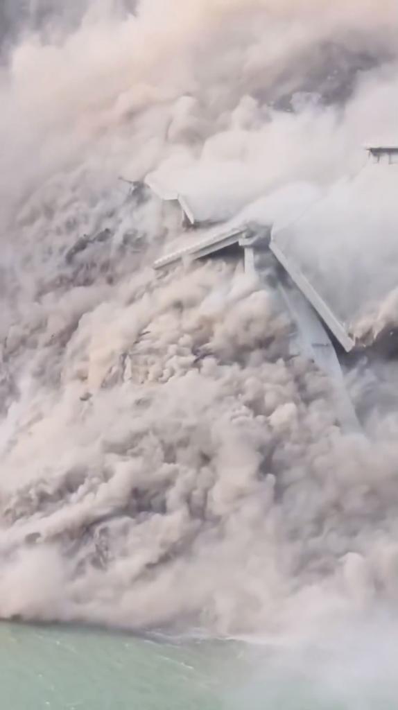 Khoảnh khắc cầu sập kinh ho&agrave;ng chỉ v&agrave;i th&aacute;ng sau khi ho&agrave;n th&agrave;nh- Ảnh 1.