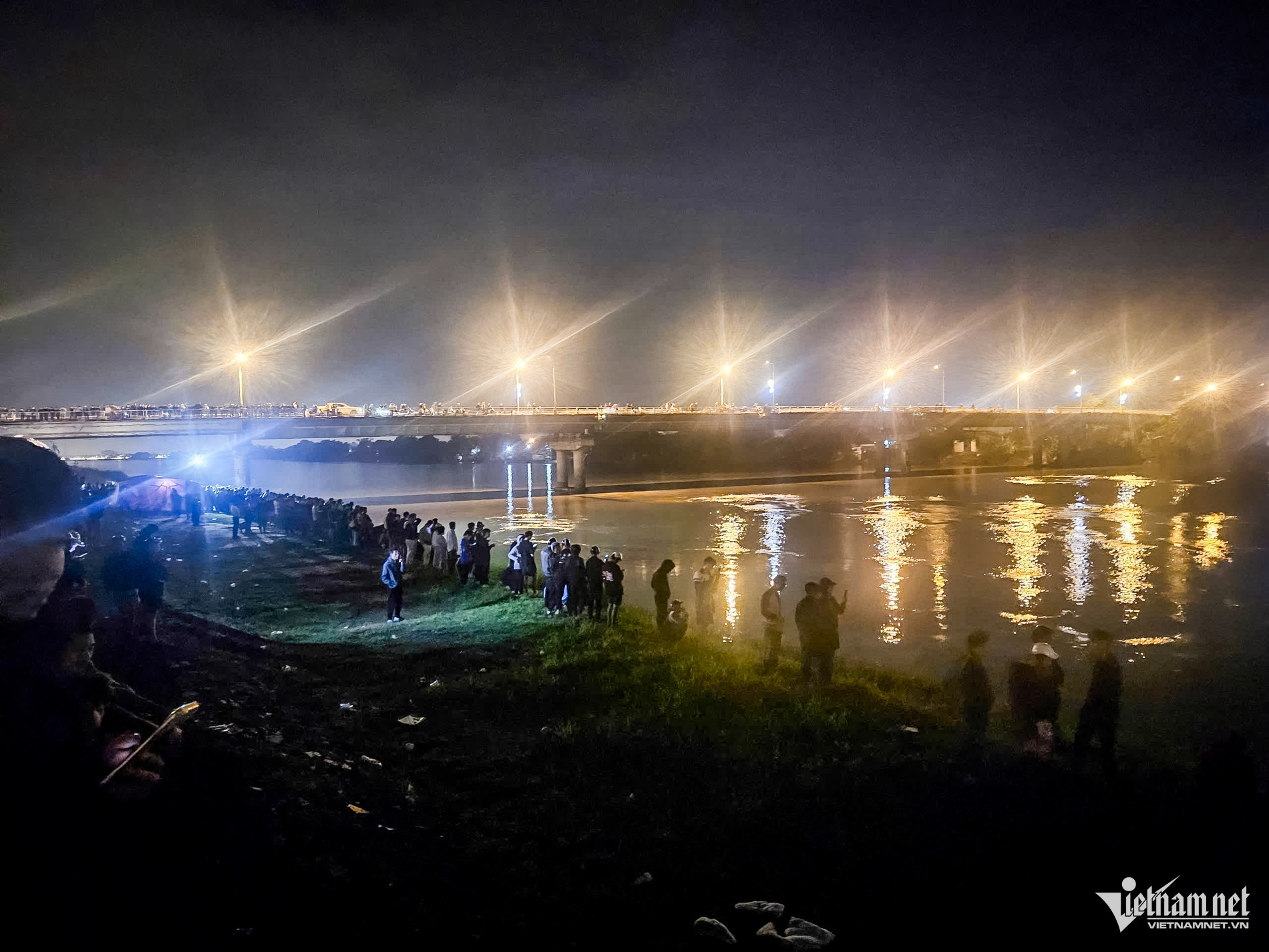 Đã tìm thấy thi thể chú rể nghi nhảy cầu trong ngày đón dâu ở Ninh Bình- Ảnh 1. Đã tìm thấy thi thể chú rể nghi nhảy cầu trong ngày đón dâu ở Ninh Bình- Ảnh 1.