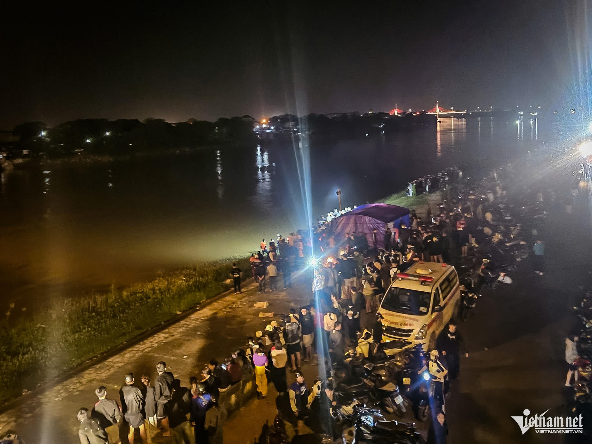 Đã tìm thấy thi thể chú rể nghi nhảy cầu trong ngày đón dâu ở Ninh Bình- Ảnh 2. Đã tìm thấy thi thể chú rể nghi nhảy cầu trong ngày đón dâu ở Ninh Bình- Ảnh 2.