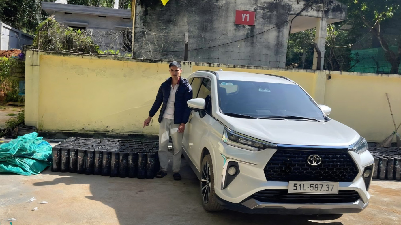 Bắt giữ 2 đối tượng vận chuyển 200 bình nghi là khí cười- Ảnh 1.