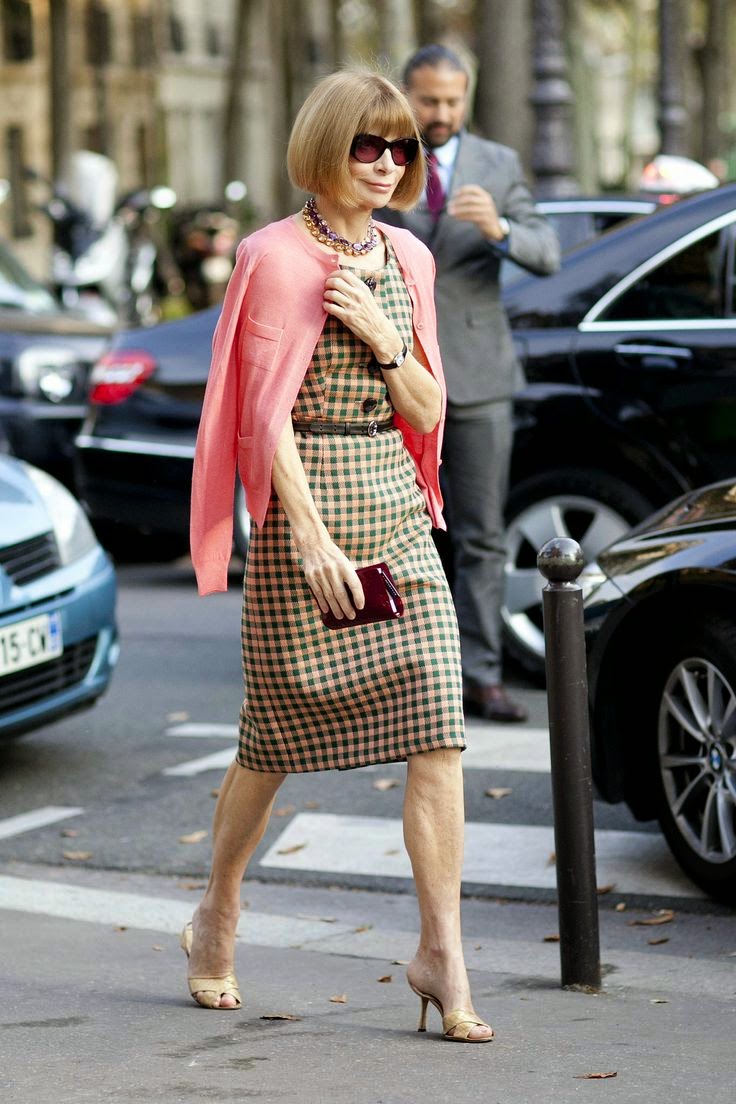 Thấy gì từ 2 kiểu giày 