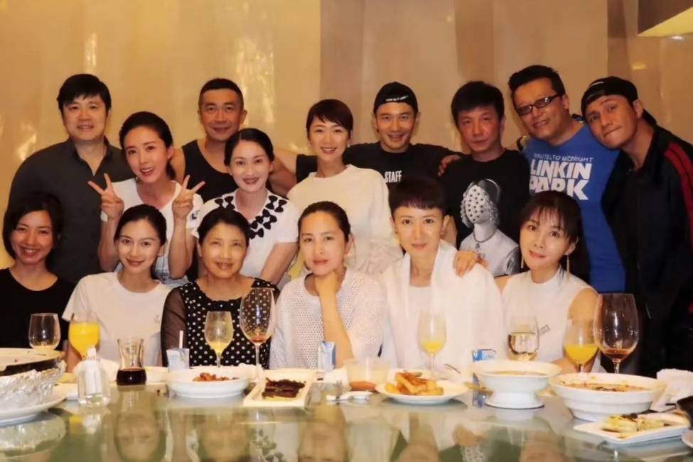 Doanh nhân từ Mỹ bỏ hết công việc về nước họp lớp, mời 18 bạn ai ngờ 36 người xuất hiện, hôm sau cả lớp kéo nhau ra tòa- Ảnh 1. Doanh nhân từ Mỹ bỏ hết công việc về nước họp lớp, mời 18 bạn ai ngờ 36 người xuất hiện, hôm sau cả lớp kéo nhau ra tòa- Ảnh 1.