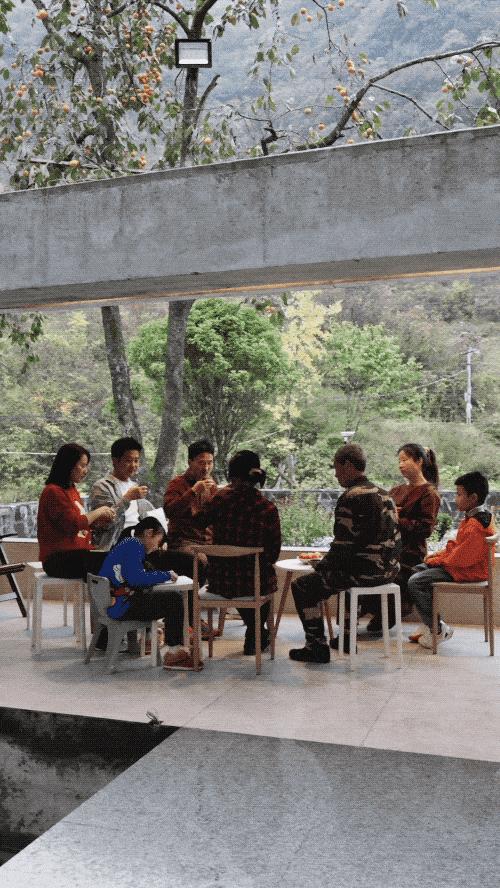 Nam nghệ sĩ 41 tuổi xây nhà bên vách đá dưỡng già cùng cha mẹ: Gia đình 9 người quây quần, sống ở nơi mình thích mới là bình yên- Ảnh 7.