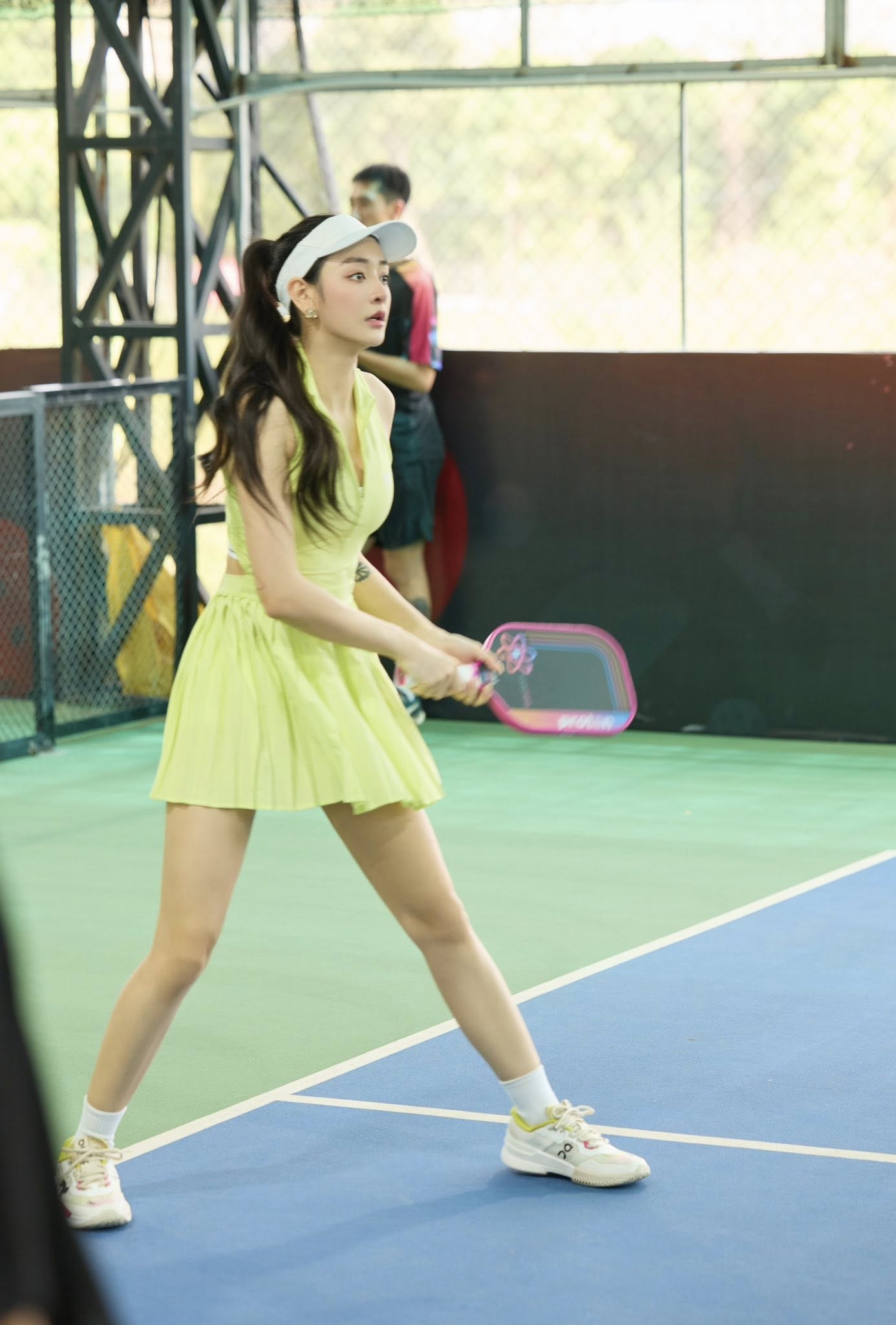 Danh tính cô gái vừa bước ra sân pickleball đã khiến tất cả trầm trồ: "Ôi thôi chết, sao lại có người hoàn hảo cỡ này"- Ảnh 1.