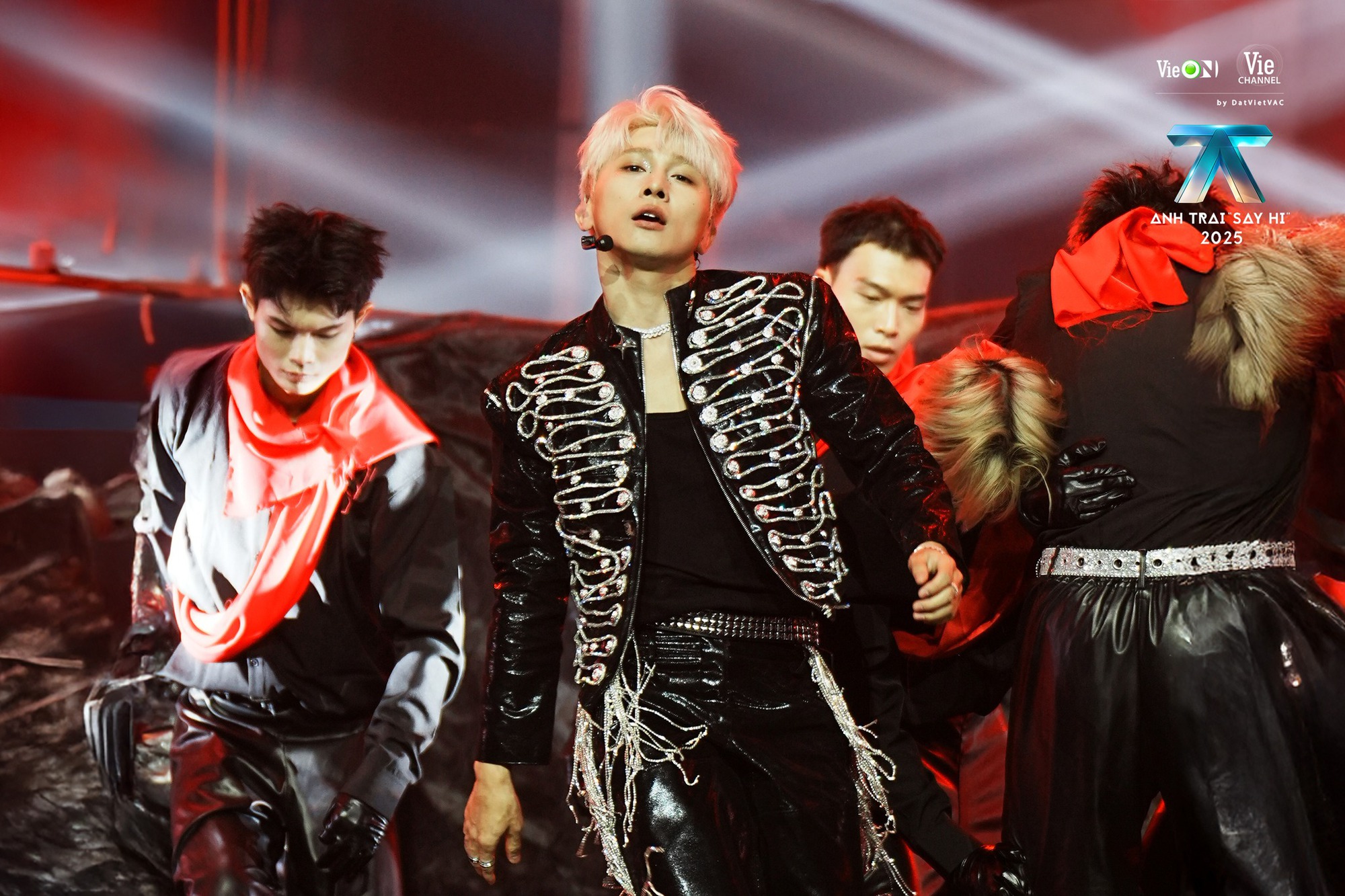 “Mỹ nam chạy trốn” của Say Hi: Visual chấp 10 Anh Trai, từng tẩu thoát khỏi công ty quản lý “ảo” hơn cả phim- Ảnh 5. “Mỹ nam chạy trốn” của Say Hi: Visual chấp 10 Anh Trai, từng tẩu thoát khỏi công ty quản lý “ảo” hơn cả phim- Ảnh 5.