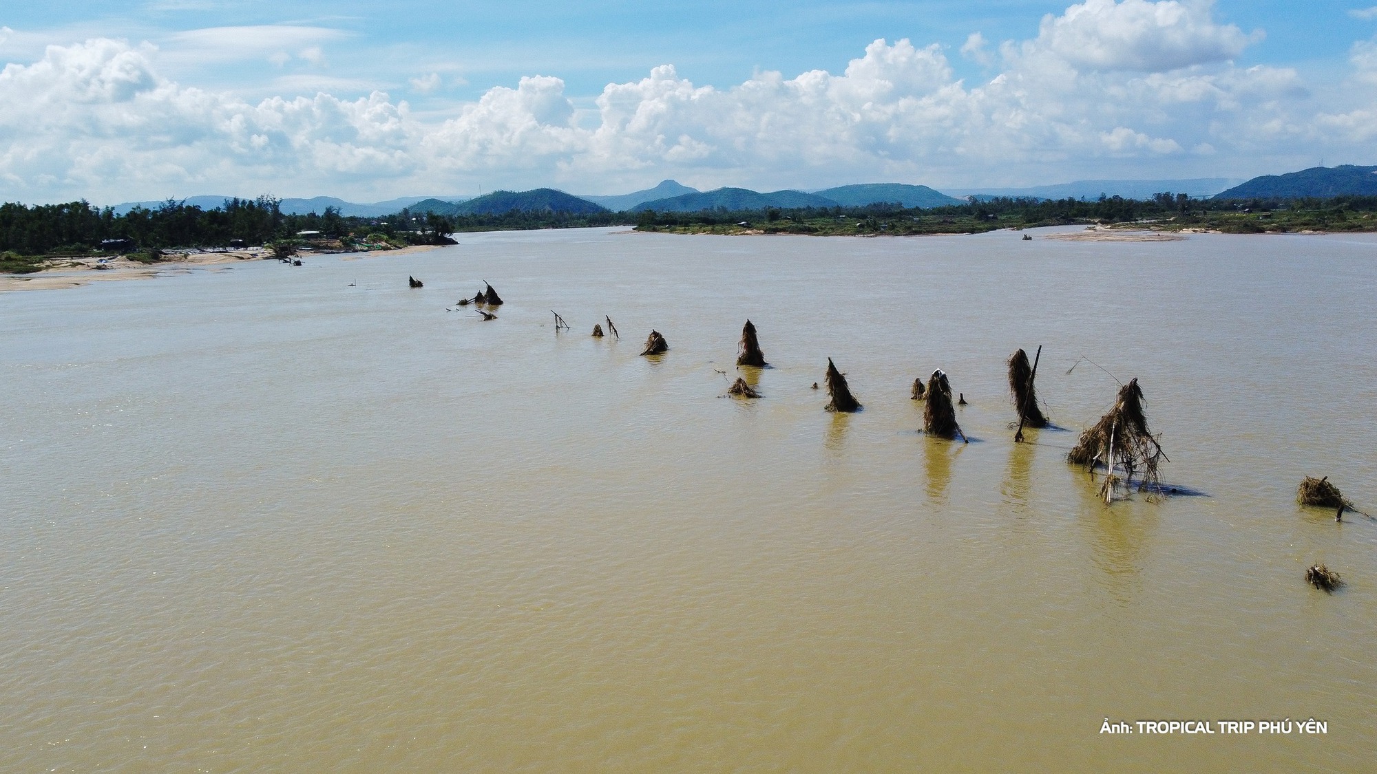 Cầu gỗ vượt sông dài nhất Việt Nam biến mất sau bão số 13: Lịch sử gần 30 năm, từng lên phim điện ảnh- Ảnh 3. Cầu gỗ vượt sông dài nhất Việt Nam biến mất sau bão số 13: Lịch sử gần 30 năm, từng lên phim điện ảnh- Ảnh 3.