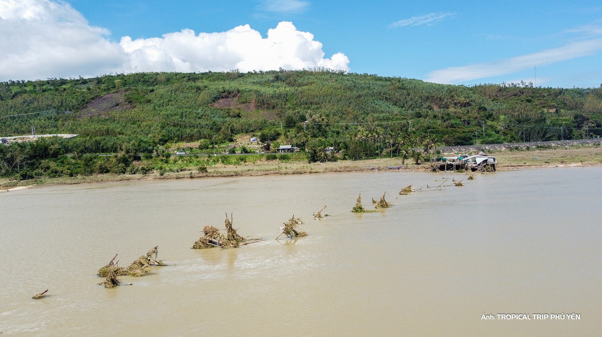Cầu gỗ vượt sông dài nhất Việt Nam biến mất sau bão số 13: Lịch sử gần 30 năm, từng lên phim điện ảnh- Ảnh 4. Cầu gỗ vượt sông dài nhất Việt Nam biến mất sau bão số 13: Lịch sử gần 30 năm, từng lên phim điện ảnh- Ảnh 4.