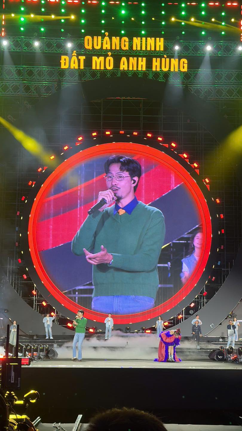 HOT: Đen chủ động nắm tay Hoàng Thùy Linh, trao nhau ánh mắt tình bể bình như muốn biến sân khấu thành lễ đường luôn rồi!- Ảnh 1. HOT: Đen chủ động nắm tay Hoàng Thùy Linh, trao nhau ánh mắt tình bể bình như muốn biến sân khấu thành lễ đường luôn rồi!- Ảnh 1.