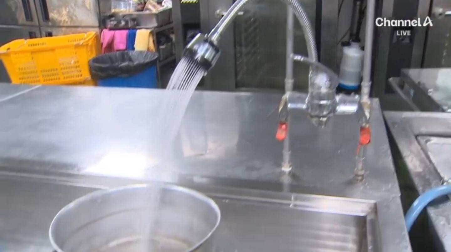 Dừng ngay việc lấy nước nóng trực tiếp từ vòi để nấu ăn: Thử nghiệm của chuyên gia đưa ra kết quả bất ngờ- Ảnh 2.