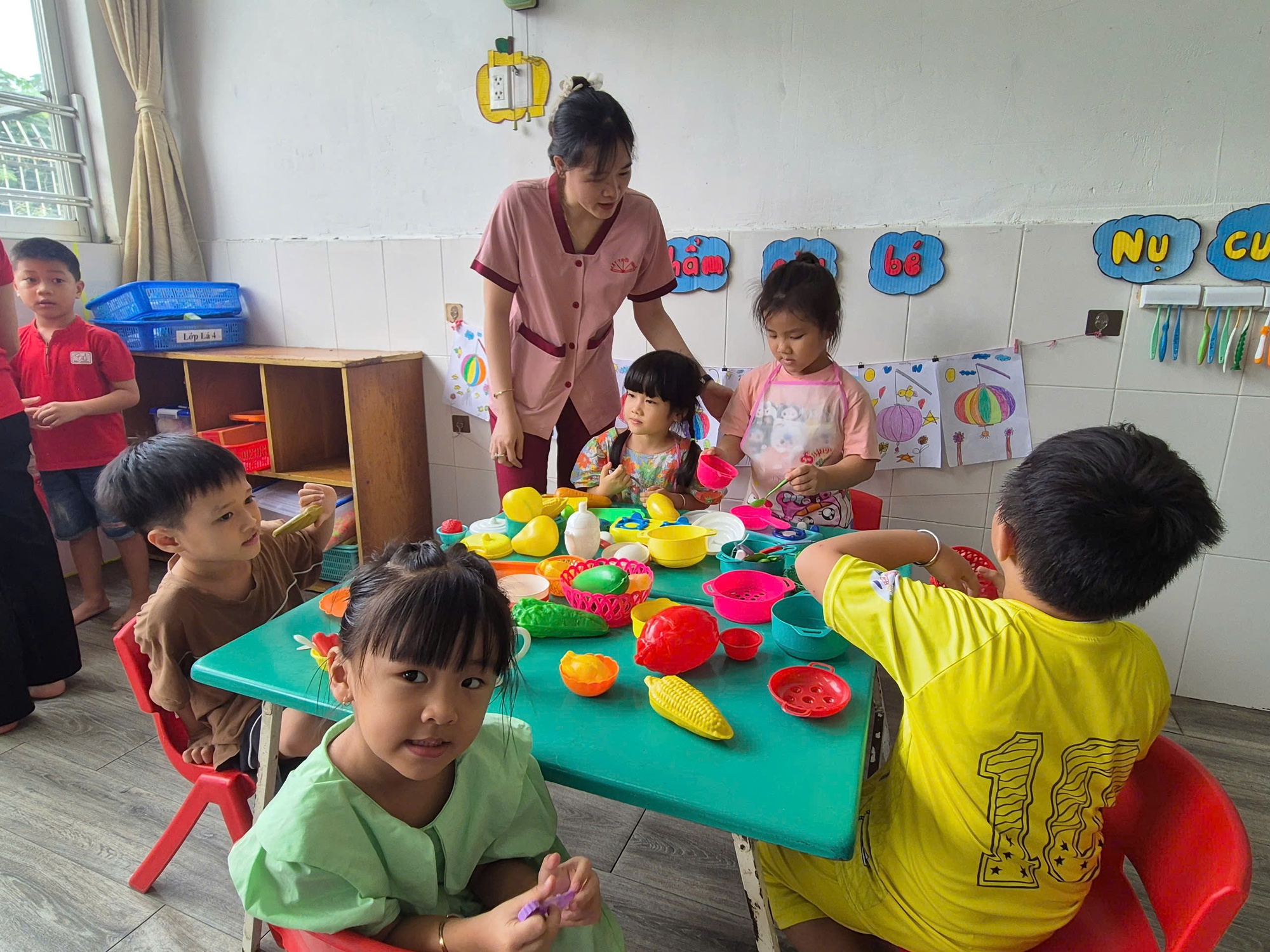 Bộ Nội vụ cảnh báo việc áp dụng hệ số lương đặc thù cho nhà giáo- Ảnh 1. Bộ Nội vụ cảnh báo việc áp dụng hệ số lương đặc thù cho nhà giáo- Ảnh 1.