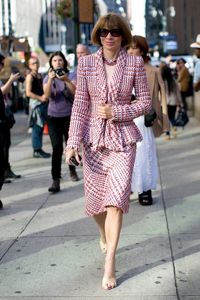 Thấy gì từ 2 kiểu giày 