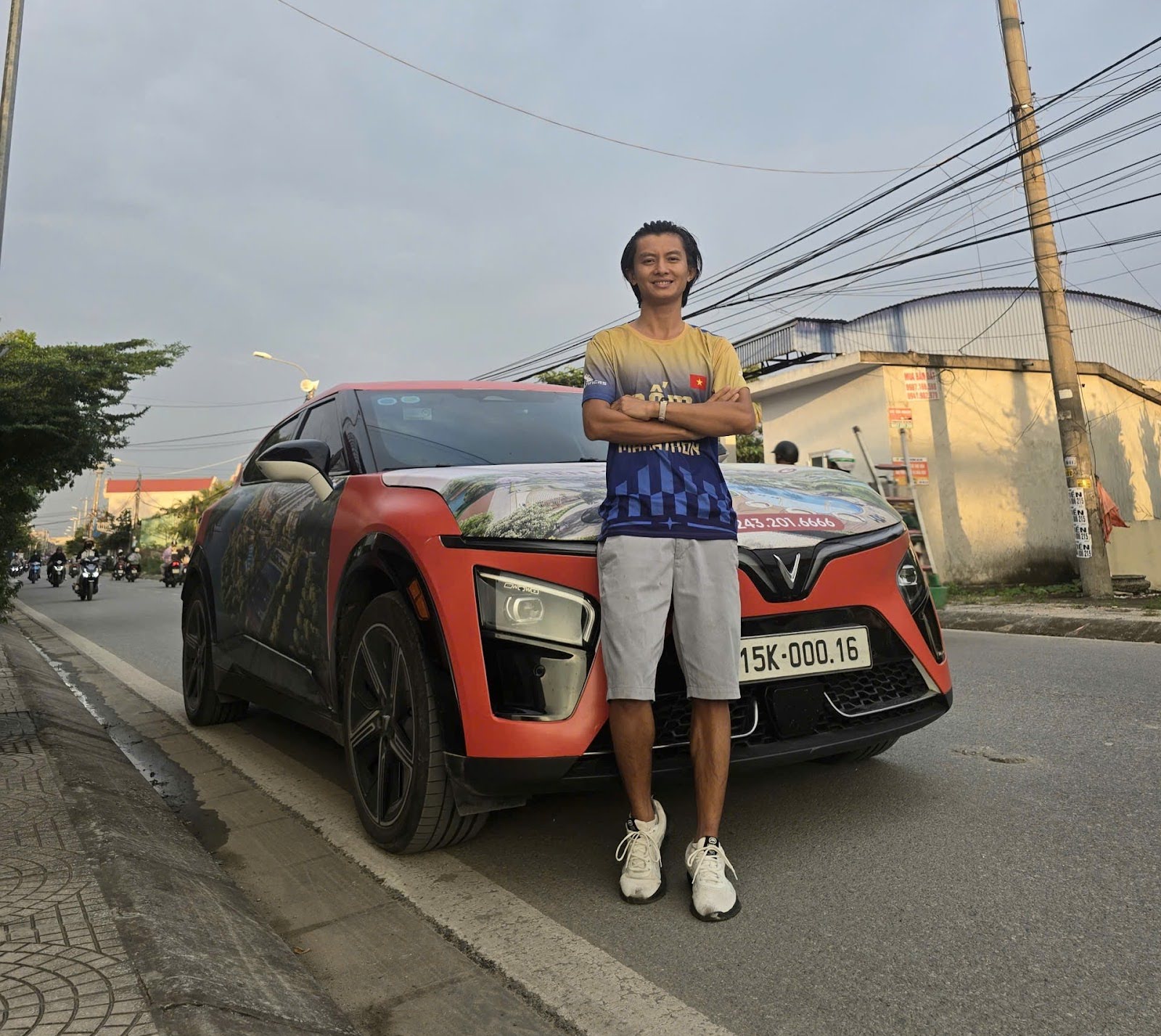 Gần chục đời xe xăng dầu chuyển sang xe điện là yêu ngay lập tức: 'Lái hay như BMW, bán lại không lo lỗ'- Ảnh 1.