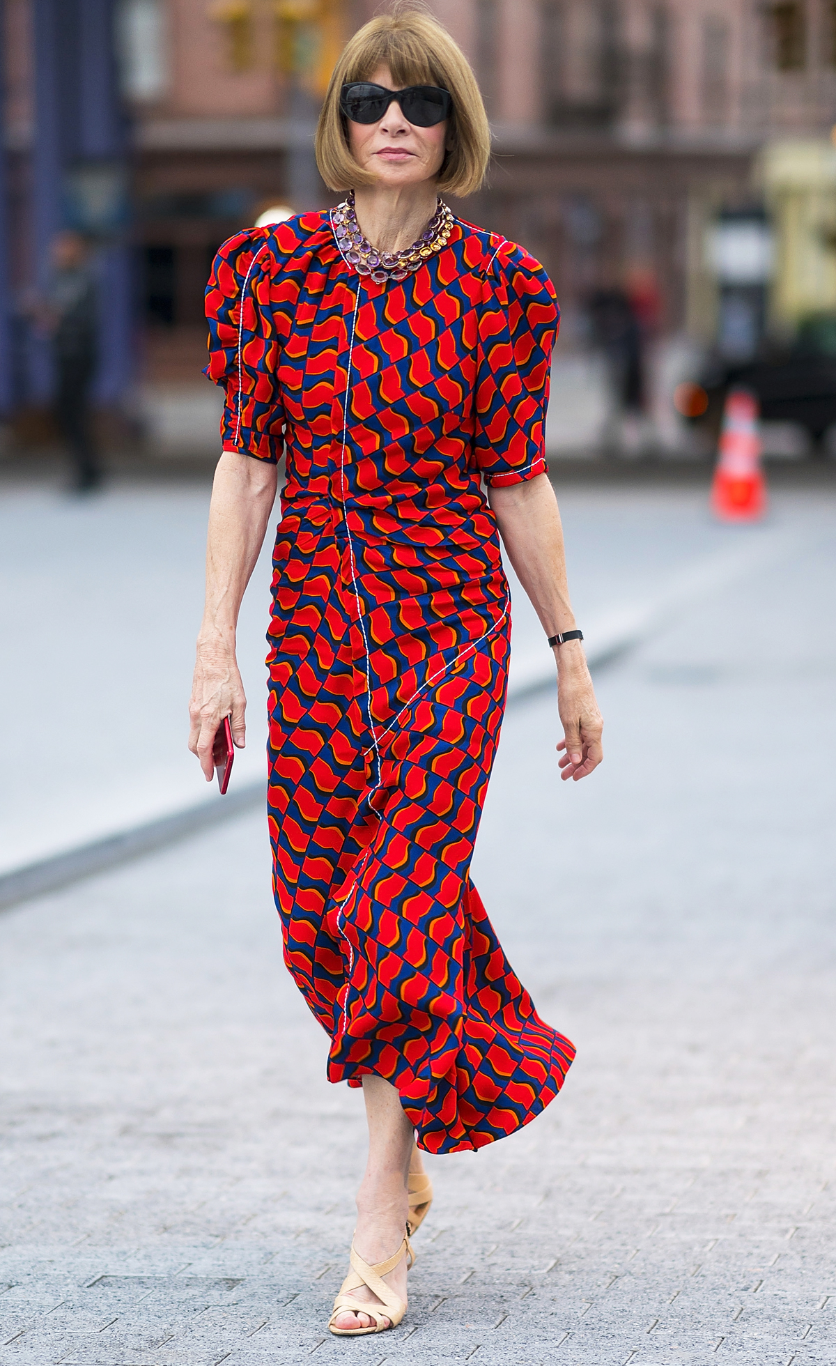 Thấy gì từ 2 kiểu giày 