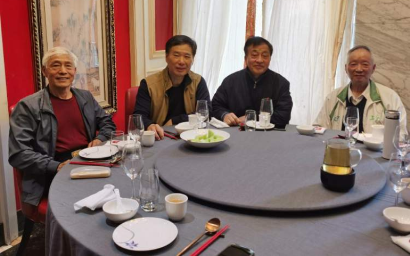 Làm tài xế lương 10 triệu vẫn tự tin đi họp lớp: Chứng kiến 1 cảnh tượng, không ai dám coi thường!- Ảnh 1.