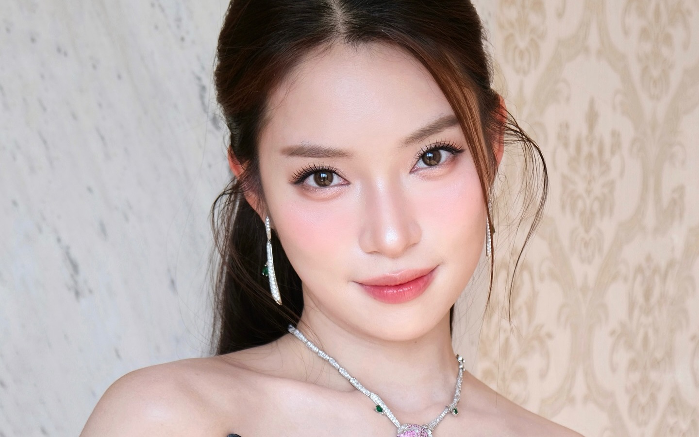 Kh&aacute;nh Vy v&agrave; chuyện hẹn h&ograve;: V&igrave; sao cứ lu&ocirc;n dậy s&oacute;ng?