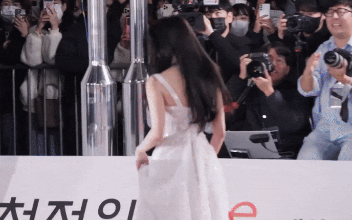 Đội ơn trời đất vì cặp đôi này đã yêu nhau: Nhà trai là hoàng tử cao sang quyền quý, nhà gái xinh yêu như em bé