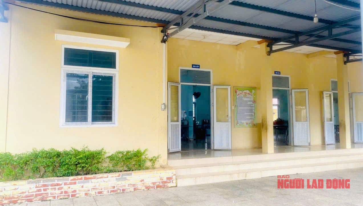 Hiệu trưởng Đỗ Văn Mỹ trực tiếp chế biến món cá kho có "vi khuẩn gây ngộ độc"- Ảnh 1.