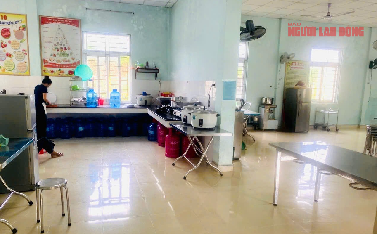 Hiệu trưởng Đỗ Văn Mỹ trực tiếp chế biến món cá kho có "vi khuẩn gây ngộ độc"- Ảnh 2.