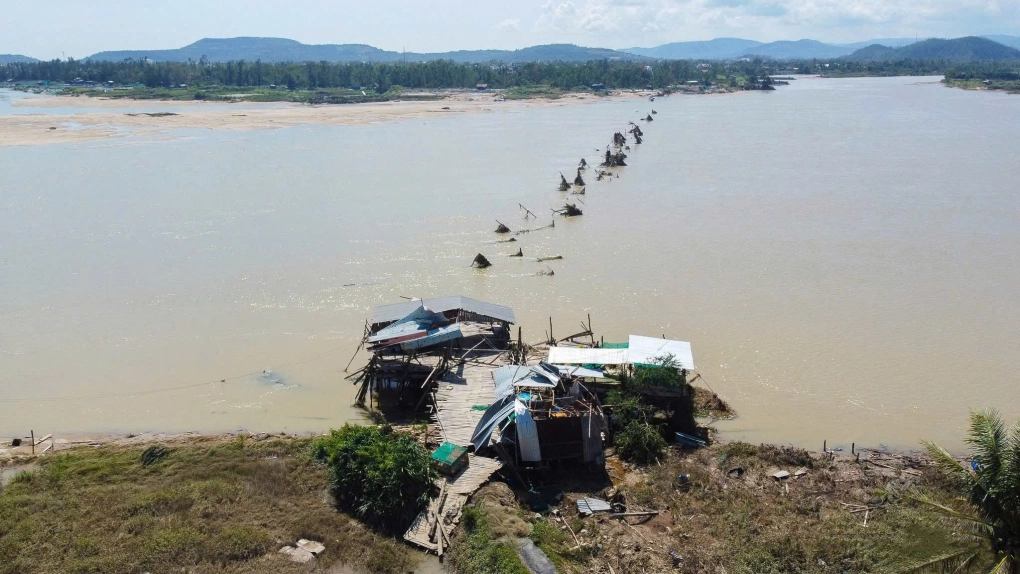 Cầu gỗ vượt sông dài nhất Việt Nam biến mất sau bão số 13: Lịch sử gần 30 năm, từng lên phim điện ảnh- Ảnh 2. Cầu gỗ vượt sông dài nhất Việt Nam biến mất sau bão số 13: Lịch sử gần 30 năm, từng lên phim điện ảnh- Ảnh 2.