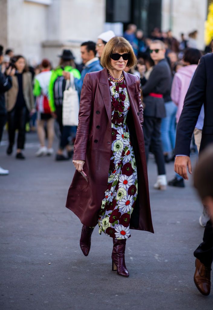 Thấy gì từ 2 kiểu giày 