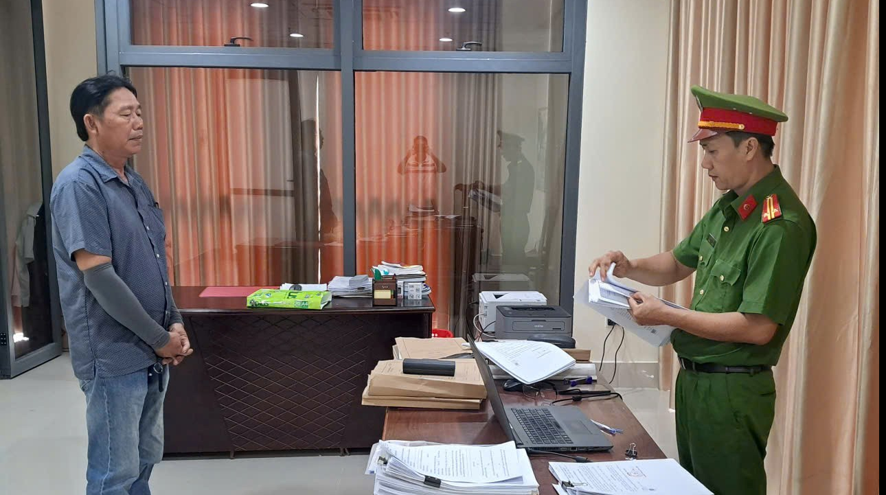 Thi hành lệnh cấm đi khỏi nơi cư trú đối với ông Dư Chế Linh- Ảnh 1. Thi hành lệnh cấm đi khỏi nơi cư trú đối với ông Dư Chế Linh- Ảnh 1.