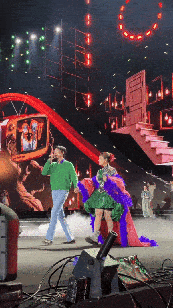 HOT: Đen chủ động nắm tay Hoàng Thùy Linh, trao nhau ánh mắt tình bể bình như muốn biến sân khấu thành lễ đường luôn rồi!- Ảnh 3. HOT: Đen chủ động nắm tay Hoàng Thùy Linh, trao nhau ánh mắt tình bể bình như muốn biến sân khấu thành lễ đường luôn rồi!- Ảnh 3.