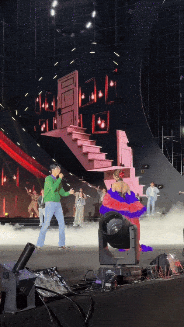 HOT: Đen chủ động nắm tay Hoàng Thùy Linh, trao nhau ánh mắt tình bể bình như muốn biến sân khấu thành lễ đường luôn rồi!- Ảnh 2. HOT: Đen chủ động nắm tay Hoàng Thùy Linh, trao nhau ánh mắt tình bể bình như muốn biến sân khấu thành lễ đường luôn rồi!- Ảnh 2.