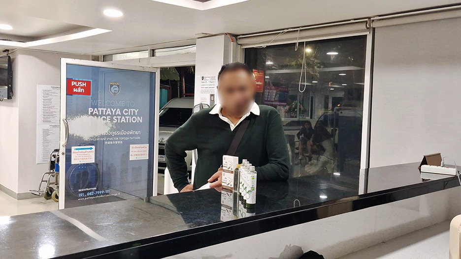 Du lịch Thái Lan, một người đàn ông bị lừa mua 5 chai dầu dừa mọc tóc giá 122 triệu đồng- Ảnh 1.